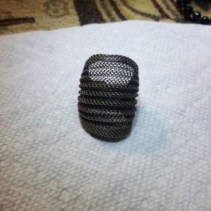 A lady's wire ring